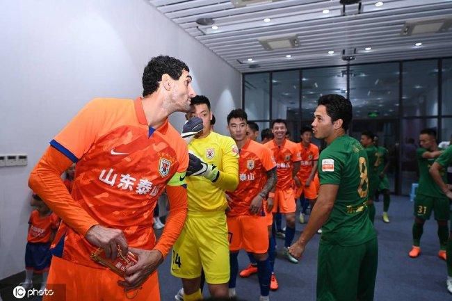 国模谢文裸体撅屁股