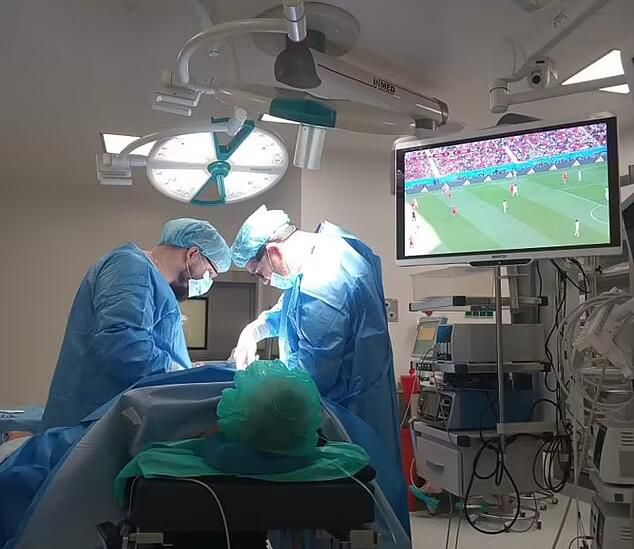英语老师挽起裙子坐在我腿上